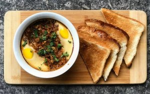 A delicious shakshuka with a side of toasted Challah from Fletchers – Espace Culinaire